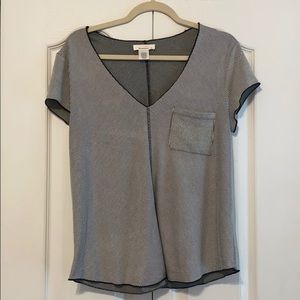 V-neck t-shirt